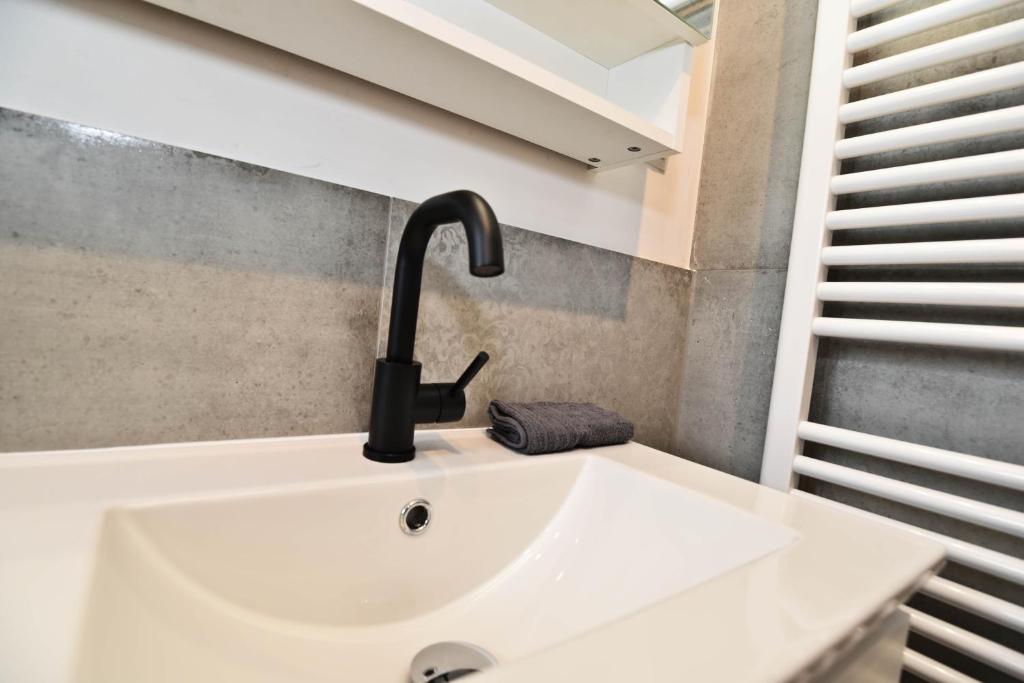 Waschbecken mit Handtuchheizkörper