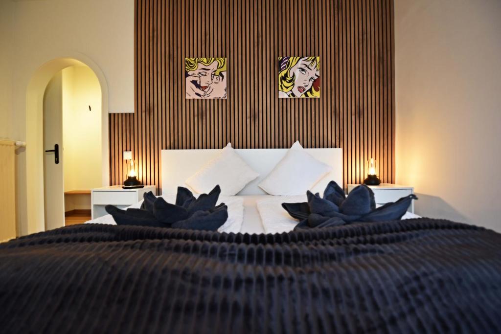 Schlafbereich im Apartment 1 mit Holzwand und Doppelbett