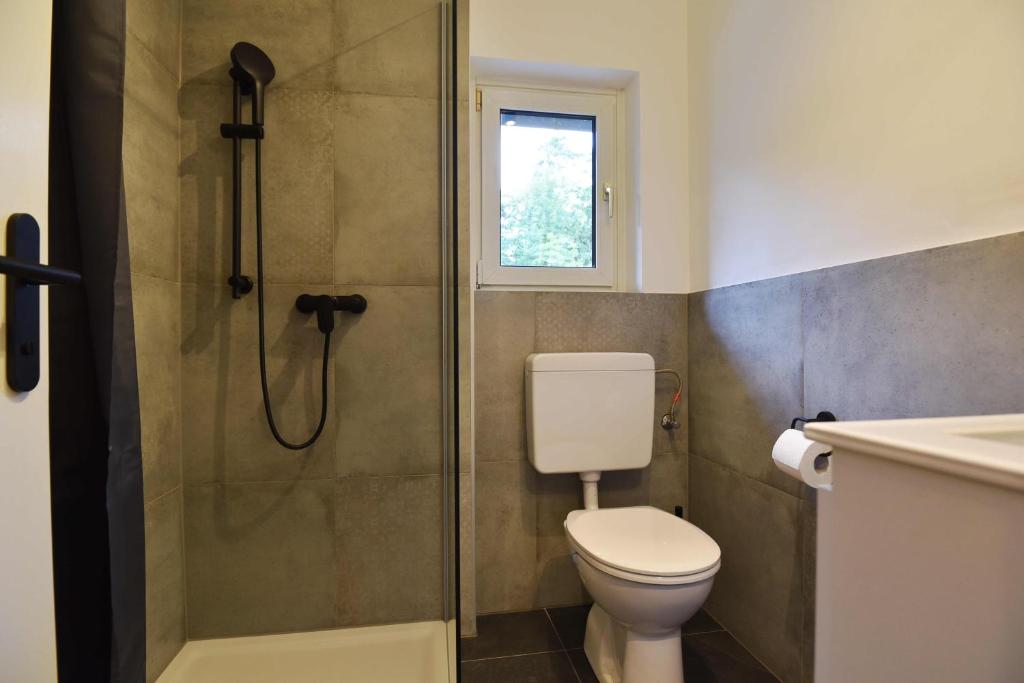 Badezimmer mit Dusche und WC