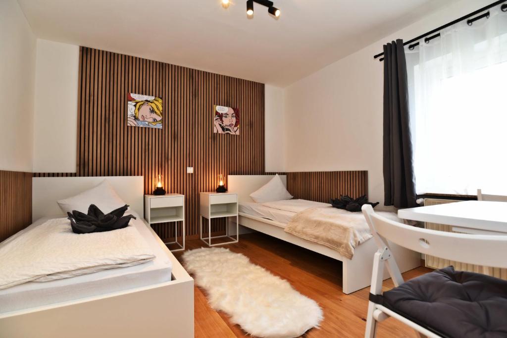 Zweibettzimmer mit Dachschräge und Holzwand