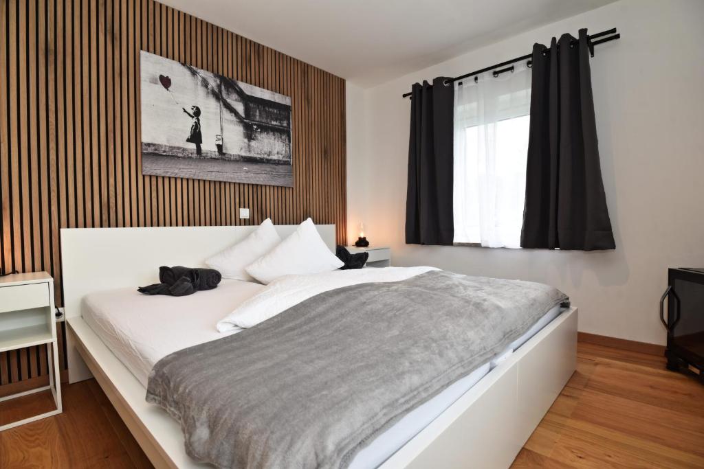 Doppelbett vor Holzwand mit Bild